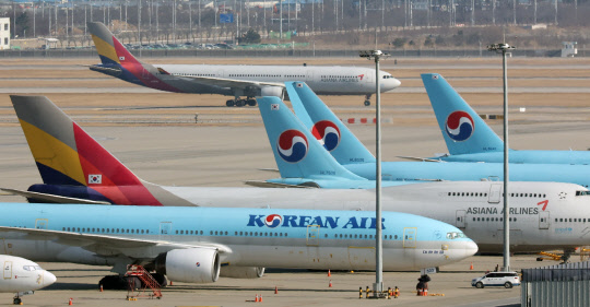 항공화물 운임이 약 1년만에 2개월 연속 하락했다. 사진은 대한항공과 아시아나항공의 항공기. <연합뉴스>